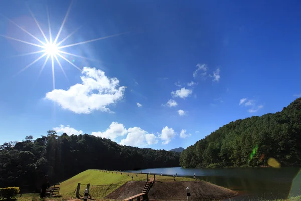 Lever de soleil à Pang-ung, parc forestier de pins en Thaïlande — Photo