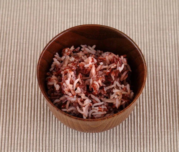 Červená rýže v malé keramické misce — Stock fotografie