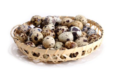 Beyaz arka planda bıldırcın yumurtaları 