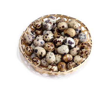 Beyaz arka planda bıldırcın yumurtaları