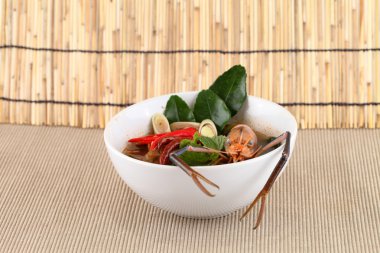 Tay tom yam karides çorbası