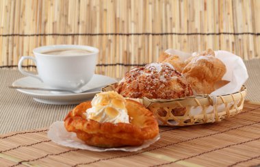 taze ekmek ve sabah kahvesi.