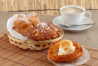 taze ekmek ve sabah kahvesi.