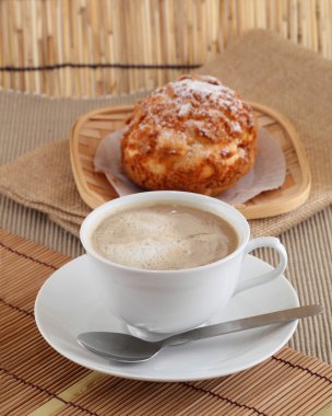 taze ekmek ve sabah kahvesi.