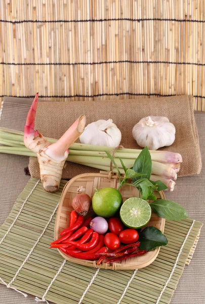 Erba asiatica e piccante "Tom Yum" ingredienti alimentari — Foto Stock