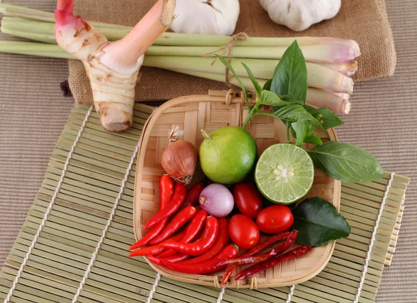Hierba asiática y picante "Tom Yum" ingredientes alimentos —  Fotos de Stock