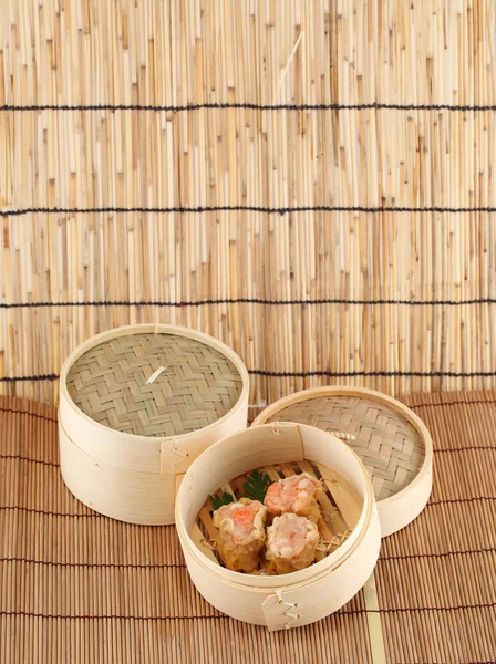 Dim Sum in Bamboe gestoomde schaal — Stockfoto