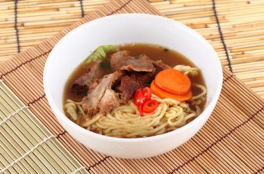 Beyaz bir arka plan üzerinde izole makro muz