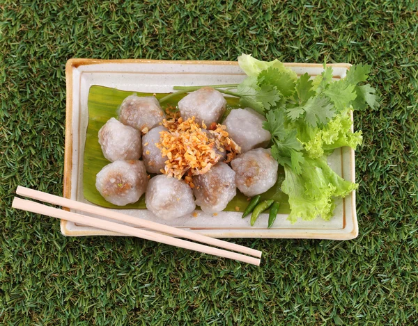 Tapioca knoedel met varkensvlees gestoomde op groen gras — Stockfoto