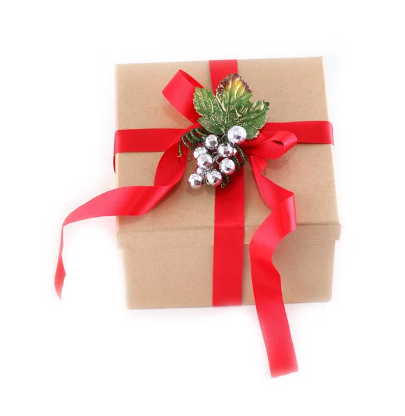 Scatola regalo in carta marrone con fiocco a nastro rosso, isolata su bianco — Foto Stock
