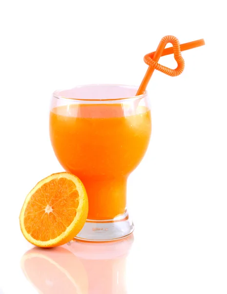 Sok pomarańczowy z słomek miłość na białym tle — Zdjęcie stockowe