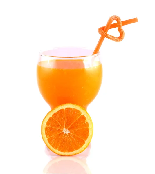 Suco de laranja com palhas amor no fundo branco — Fotografia de Stock