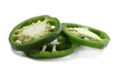 beyaz zemin üzerine yeşil biber dilimleri