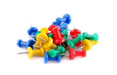 Beyaz arka plan üzerinde renkli raptiyeler