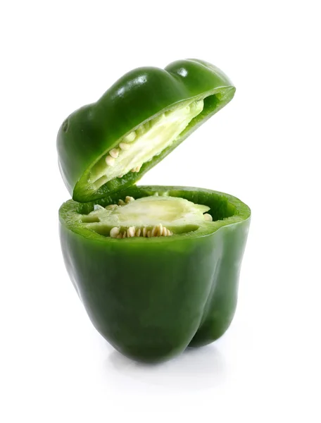 Fatias de pimenta verde no fundo branco — Fotografia de Stock