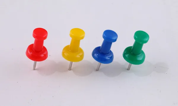 Pinos de pressão coloridos sobre fundo branco — Fotografia de Stock