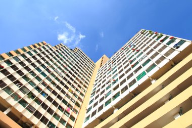 Bina, birçok windows üzerinde mavi gökyüzü