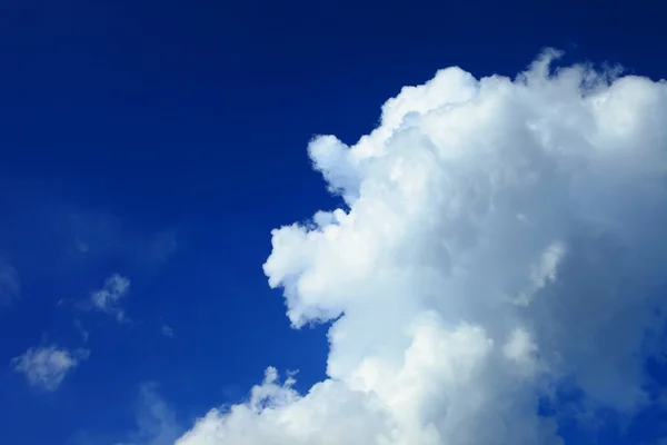 Nubes en el cielo azul —  Fotos de Stock