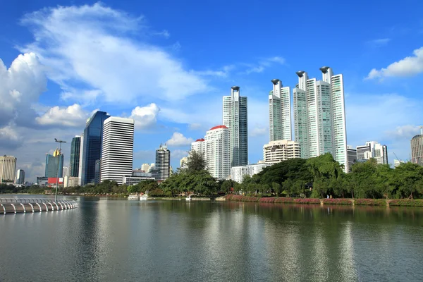 Benjakitti Garden alacakaranlıkta modern Bina Cityscape görünümü — Stok fotoğraf