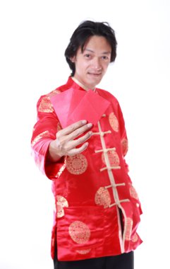 Asyalı bir adam. Holding para w üzerinde Çin yeni yılı içinde kırmızı zarf.