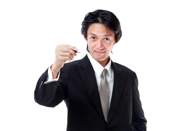 Empresario en un traje con corbata de oro de color sosteniendo una pluma y wr —  Fotos de Stock