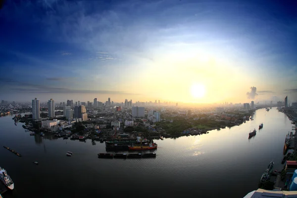 Вид с воздуха на Бангкок Скайлайн вдоль реки Чаофрайя в сумерках — стоковое фото