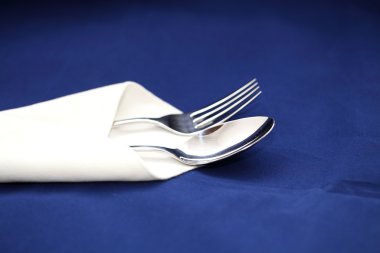 gümüş metal çatal ve kaşık mavi zemin üzerine