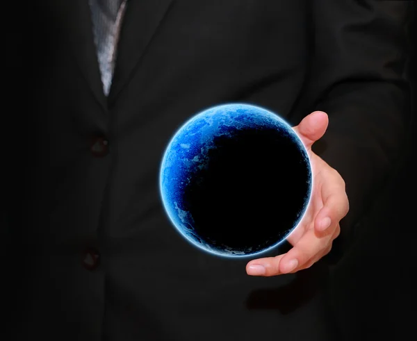 Segurando um globo de terra brilhante em suas mãos — Fotografia de Stock