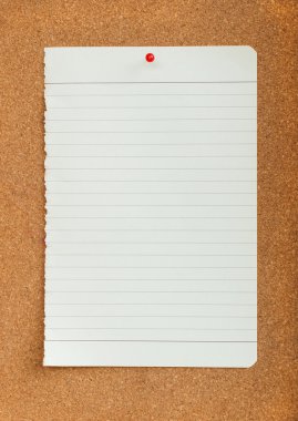 cork board üzerinde kırmızı iğne ile beyaz kağıt