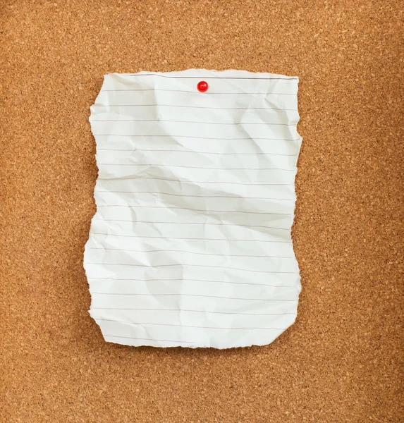 코르크 보드에 빨간 핀으로 주름된 종이 — 스톡 사진
