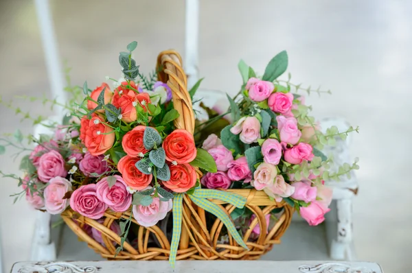 Rosas artificiais na cesta — Fotografia de Stock
