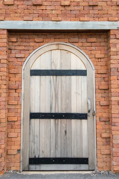 Ξύλινη πόρτα στον τοίχο τούβλο — Φωτογραφία Αρχείου