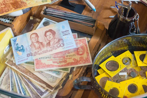 Tay banknot ve madeni para koleksiyonu