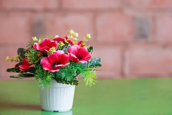 Konstgjorda blommor potten — Stockfoto