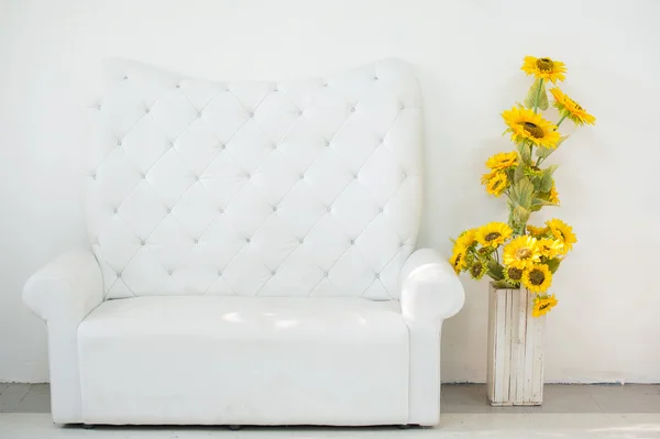 Sofá de cuero blanco en la habitación —  Fotos de Stock