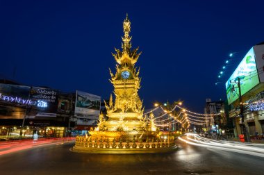 Chiang rai - 2 Ocak: ışık yollar Street gece 2 Ocak 2014 yılında chiang rai, Tayland, Tayland görsel sanatçı yazar kositpipatat tarafından 2008 yılında kurulan altın saat kulesi çevresinde.