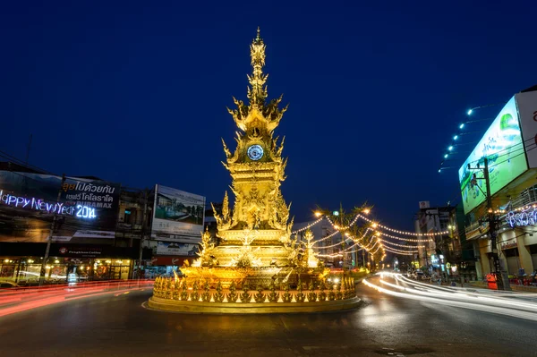 CHIANG RAI - JAN 2: Trilhas leves na rua em torno da torre do relógio dourado, criada em 2008 pelo artista visual tailandês Chalermchai Kositpipatat, à noite em 2 de janeiro de 2014 em Chiang Rai, Tailândia . — Fotografia de Stock