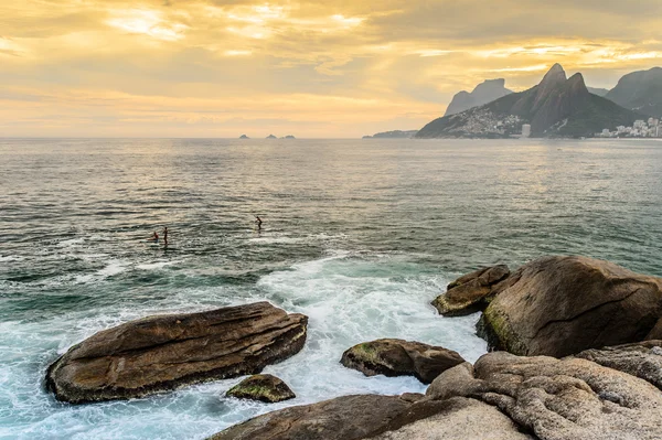 Закат на пляже Копакабана, Рио-де-Жанейро, Бразилия — стоковое фото
