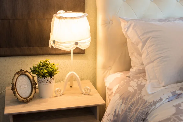 Lampada romantica a letto — Foto Stock