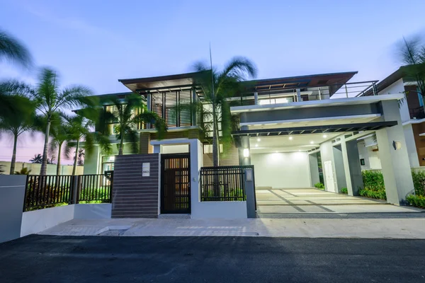 rüzgarlı bir gün gece modern ev 