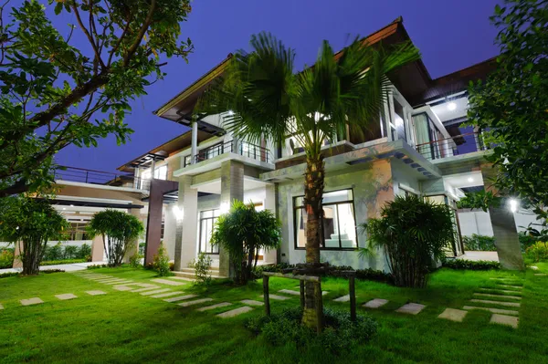 Modern house at night — Stock Photo, Image