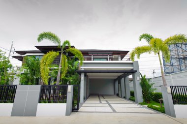 Bahçedeki modern ev 