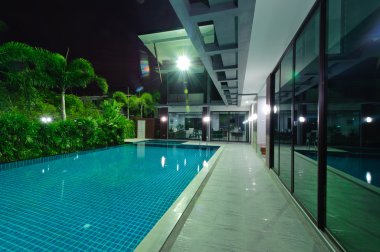modern ev gece yüzme havuzlu 