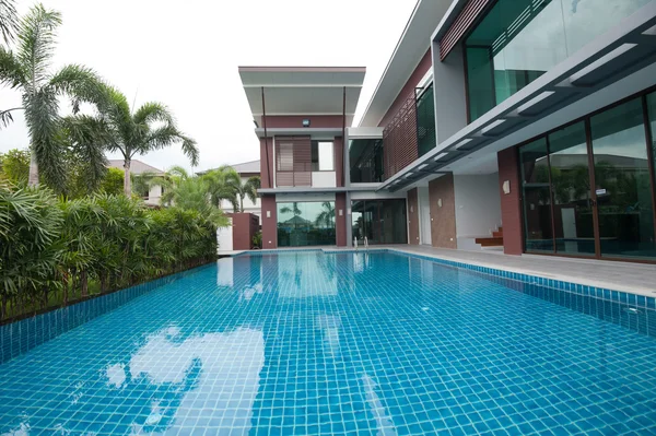 Zwembad en een modern gebouw — Stockfoto