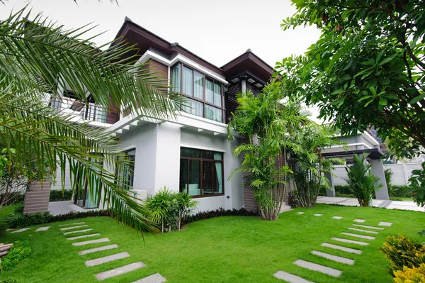 Bahçedeki modern ev 