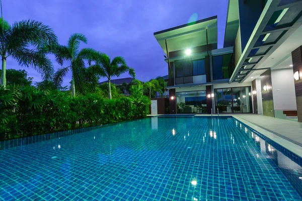 现代的房子，有室外游泳池，在夜间 — 图库照片