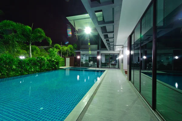 Moderne huis met Zwembad nachts — Stockfoto