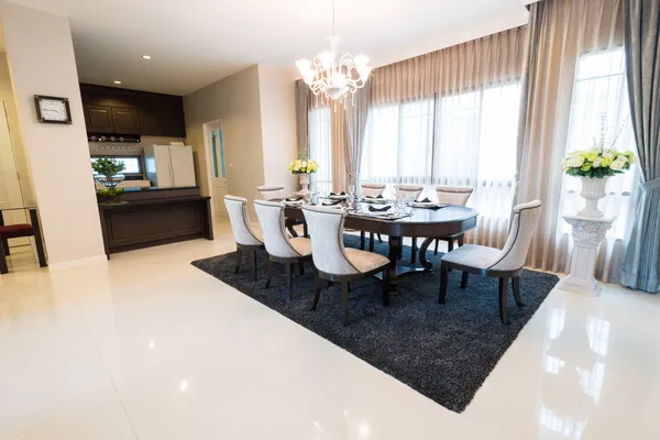 Modern yemek odası.