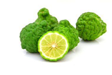 Kaffir kireç meyveleri beyaz üzerine izole