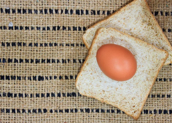 Desayuno de copos de maíz, pan con huevo — Foto de Stock